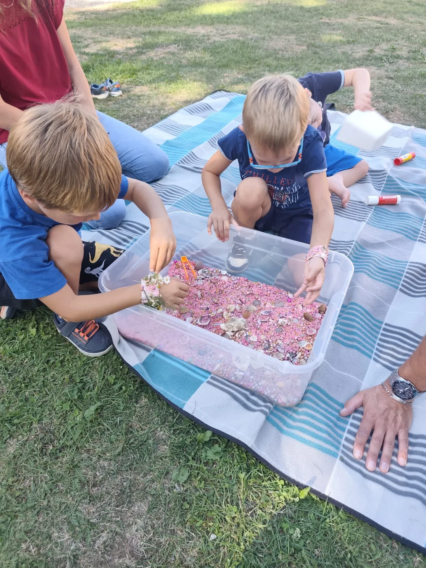 Smyslohraní s barevným pískem a mušlemi