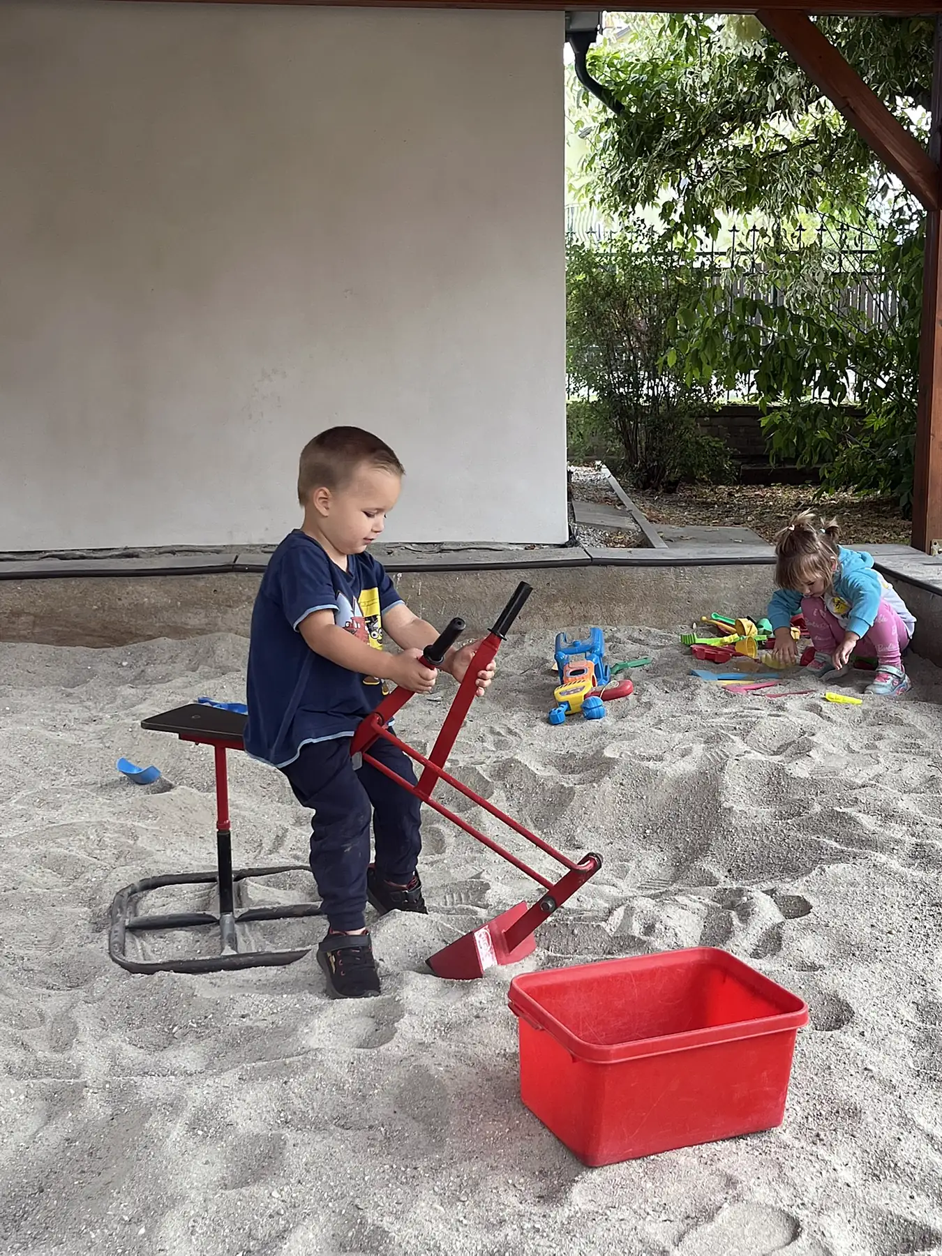 Děti si hrají na krytém pískovišti