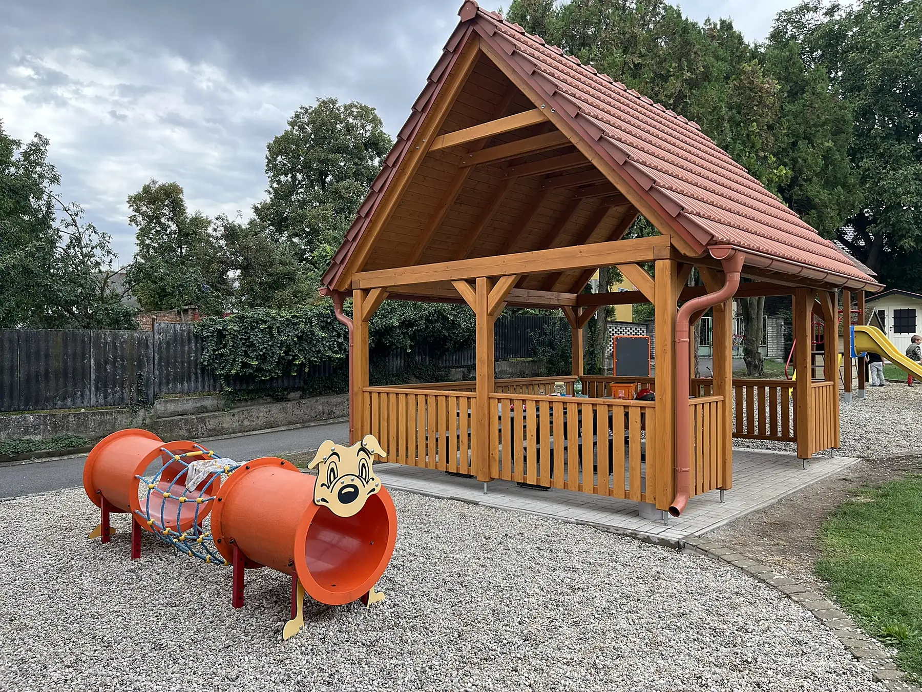 Dřevěný altán a oranžový tunel na zahradě